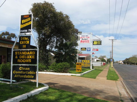 Peak Hill Golden Peak Budget Motel - QLD Tourism 0