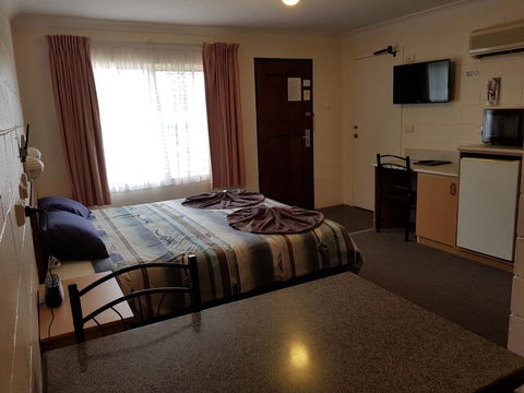 Peak Hill Golden Peak Budget Motel - QLD Tourism 1