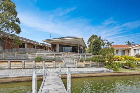 Pelican Brief - Relaxing Canal Frontage - QLD Tourism 0