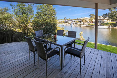 Pelican Brief - Relaxing Canal Frontage - QLD Tourism 2