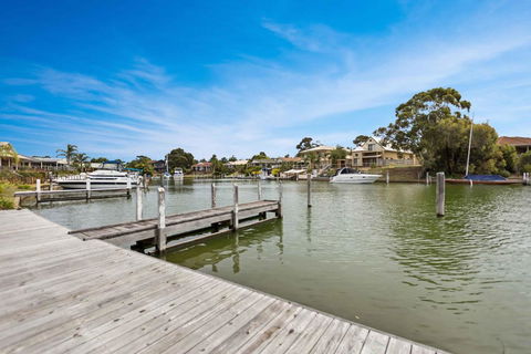Pelican Brief - Relaxing Canal Frontage - QLD Tourism 1