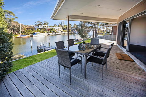 Pelican Brief - Relaxing Canal Frontage - QLD Tourism 3