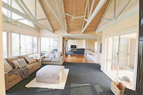 Pelican Lake Holiday House - QLD Tourism 0