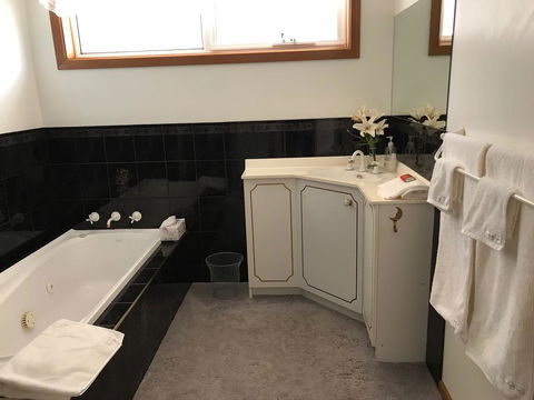 Penguin Seaside Homestay - Queensland Tourism 3