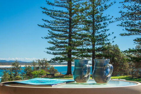 PERFECTLY POSITIONED BEACHFRONT APARTMENT-GREAT LOCATION WITH OCEAN VIEWS - QLD Tourism 0