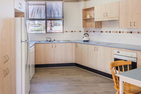 PERFECTLY POSITIONED BEACHFRONT APARTMENT-GREAT LOCATION WITH OCEAN VIEWS - QLD Tourism 1