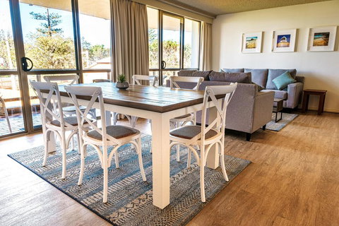 PERFECTLY POSITIONED BEACHFRONT APARTMENT-GREAT LOCATION WITH OCEAN VIEWS - QLD Tourism 2