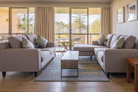 PERFECTLY POSITIONED BEACHFRONT APARTMENT-GREAT LOCATION WITH OCEAN VIEWS - QLD Tourism 3