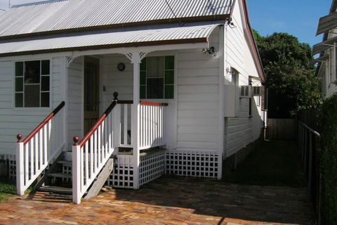 Pine Cottage - QLD Tourism 0