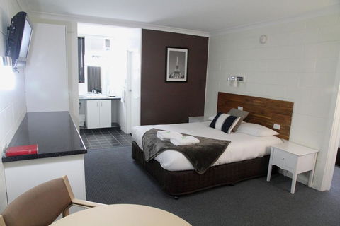 Plainsman Motel - QLD Tourism 1