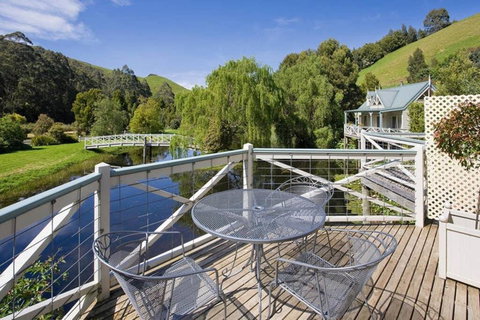 PLUM TREE STUDIO - Couples Lakeside Spa Retreat - Queensland Tourism 1