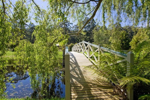 PLUM TREE STUDIO - Couples Lakeside Spa Retreat - Queensland Tourism 2