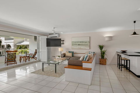 Poolside Apt In Alamanda Beachfront Resort (88) - QLD Tourism 3