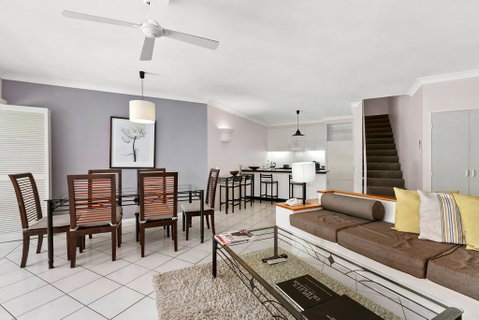 Poolside Apt. In Alamanda Beachfront Resort (67) - QLD Tourism 2