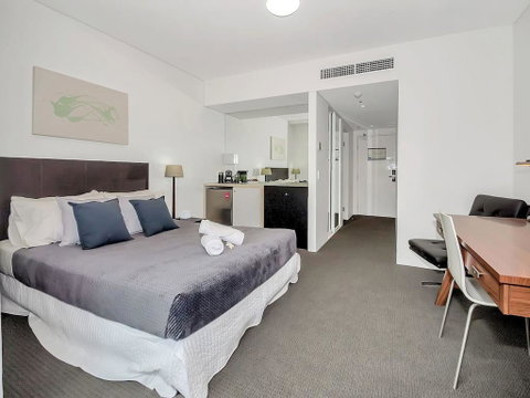 Privately Owned Hotel Room By Cairns Marina 222 - QLD Tourism 0