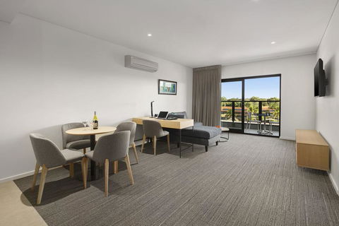 Quality Hotel Lakeside - QLD Tourism 3