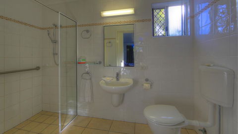 Queens Beach Tourist Village - QLD Tourism 3