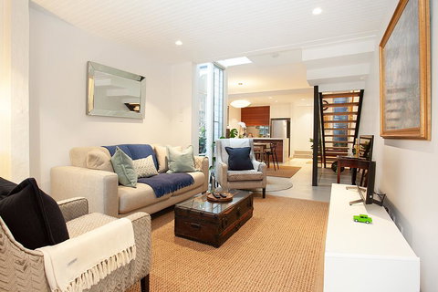 Quiet Family Home With Garden Courtyard Near Cafes - QLD Tourism 0