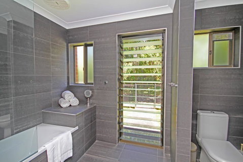 Red Door Beach House - Marcoola Beach - PET FRIENDLY, FOXTEL, WIFI, 500 BOND, Linen Supplied - QLD Tourism 3