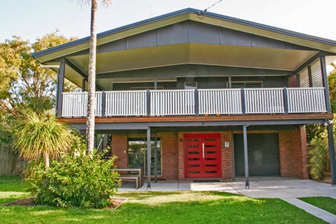 Red Door Beach House - Marcoola Beach - PET FRIENDLY, FOXTEL, WIFI, 500 BOND, Linen Supplied - QLD Tourism 0