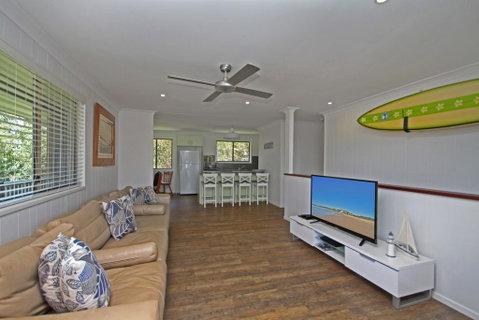 Red Door Beach House - Marcoola Beach - PET FRIENDLY, FOXTEL, WIFI, 500 BOND, Linen Supplied - QLD Tourism 2