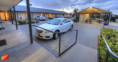 Red Earth Motel - QLD Tourism 1