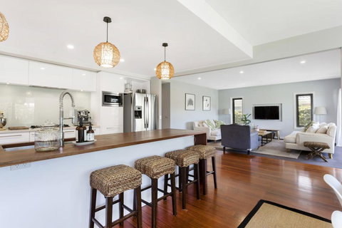 SAFETY BEACH ENTERTAINER - QLD Tourism 2