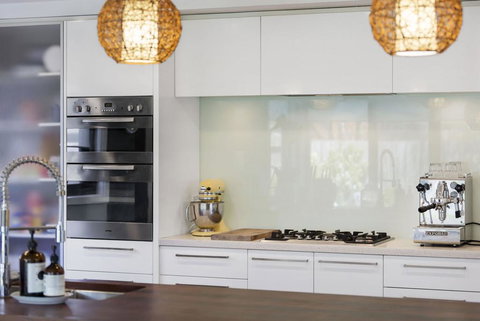 SAFETY BEACH ENTERTAINER - QLD Tourism 3