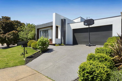 SAFETY BEACH ENTERTAINER - QLD Tourism 1