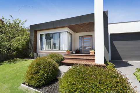 SAFETY BEACH ENTERTAINER - QLD Tourism 0