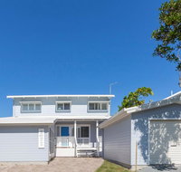 Sandpiper Beach Front House - QLD Tourism