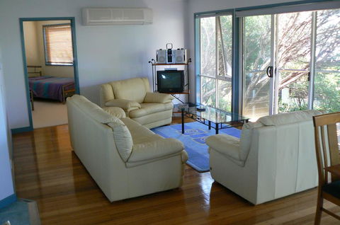 Sandy Point Beach Escape 1 Bedroom Apartment - Queensland Tourism 3
