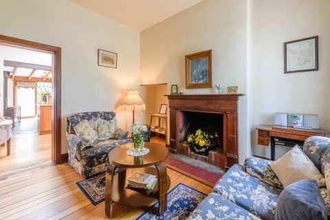 Sargeants & Armoury Cottages 1823 - QLD Tourism 2