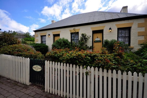 Sargeants & Armoury Cottages 1823 - QLD Tourism 1