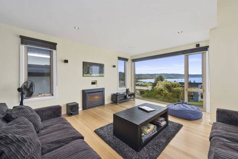 SEA SPECTACULAR - Seconds From The Beach! - Queensland Tourism 2