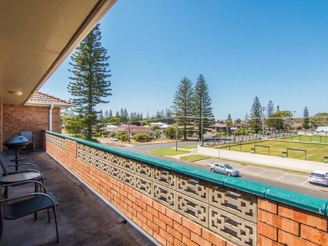 Seabreeze 5 Opposite Bowling Club - QLD Tourism 0