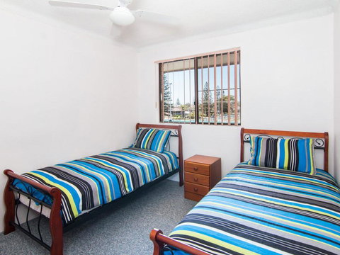 Seabreeze 5 Opposite Bowling Club - QLD Tourism 1