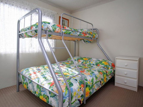 Seabreeze 6 Opposite Bowling Club - QLD Tourism 1