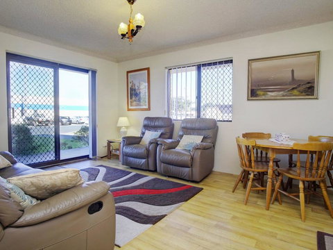 Seabreeze 6 Opposite Bowling Club - QLD Tourism 0