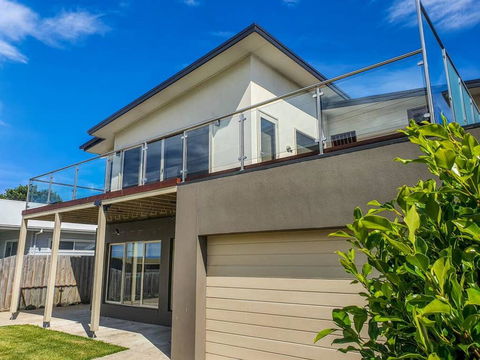 SEAL HAVEN - Centrally Located, Modern Home - Queensland Tourism 0
