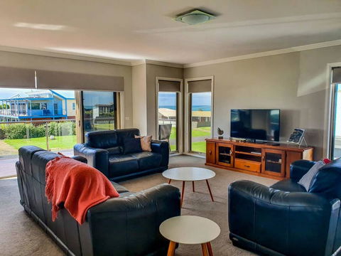 SEAL HAVEN - Centrally Located, Modern Home - Queensland Tourism 1