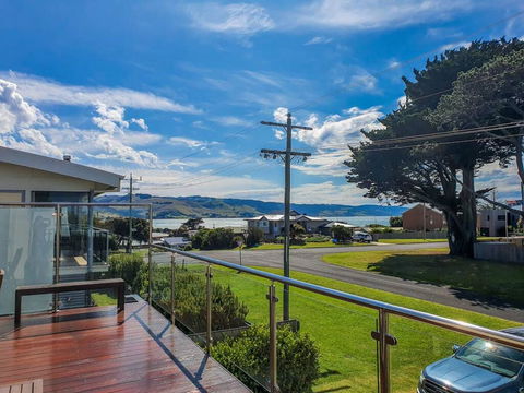 SEAL HAVEN - Centrally Located, Modern Home - Queensland Tourism 3