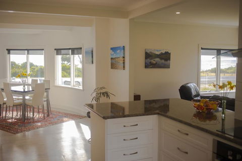 Seaside Retreat - Queensland Tourism 2