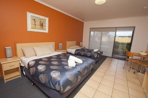 Seaview Motel & Apartments - QLD Tourism 3
