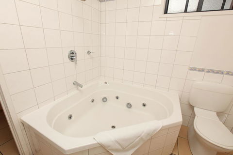 Seaview Motel & Apartments - QLD Tourism 1