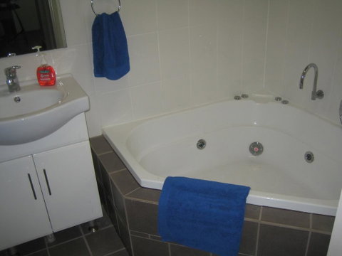 Showgrounds Cottage Naracoorte - QLD Tourism 3