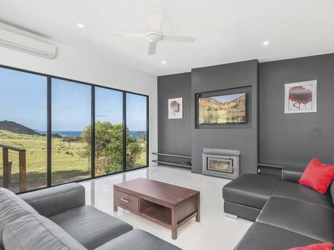 Skenes Retreat - Views Of The Ocean From The Deck - QLD Tourism 0