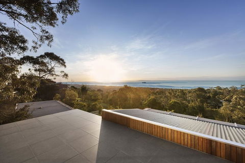 Skyluxe Luxury Retreat With Water Views And Deluxe Interior From Every Room - QLD Tourism 1