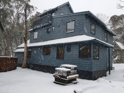 SNOWED INN Apartment - QLD Tourism 3