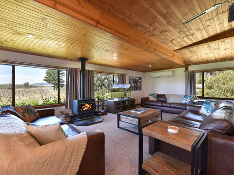 Soldiers Cottage Picturebook Vineyard Home - QLD Tourism 1